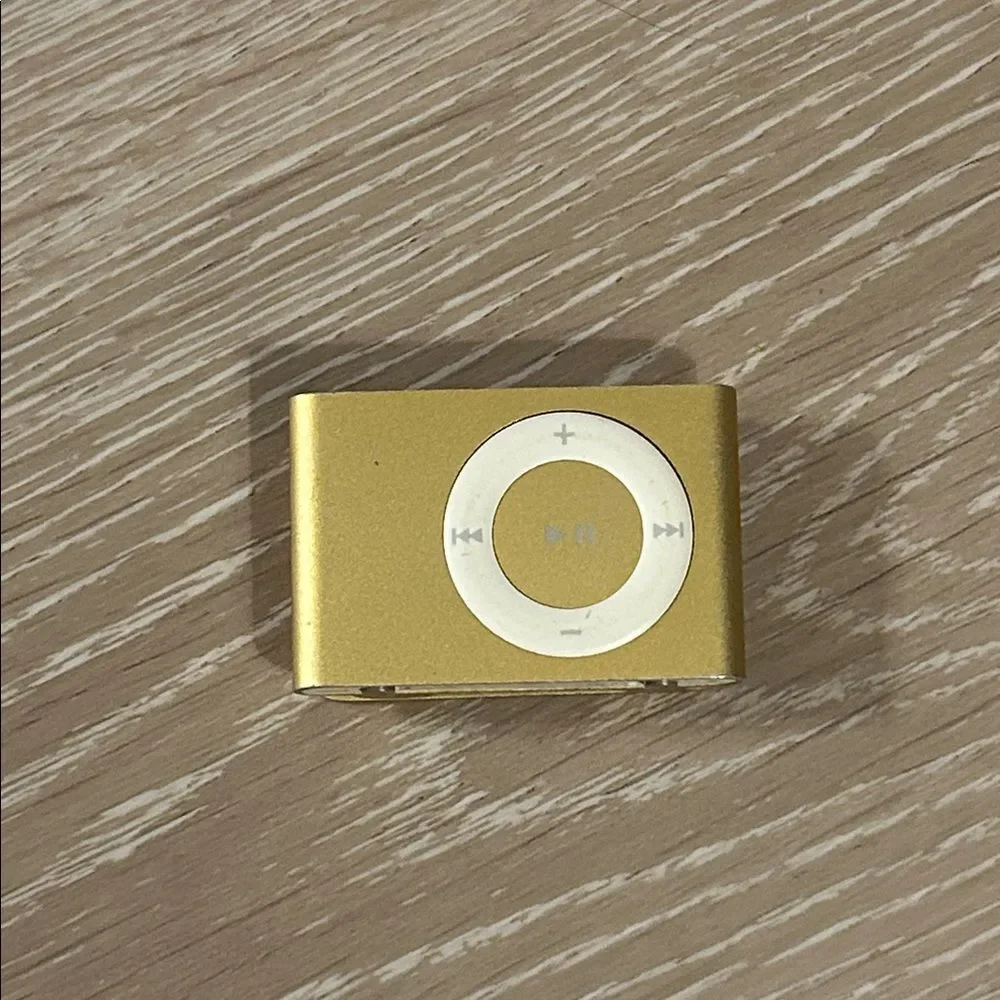 Apple iPod Shuffle 2nd Gen in Metallic Gold